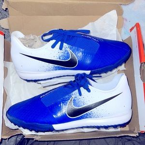Nike Soccer turf shoes. Women’s Size 8; Men’s Size 6.5.
